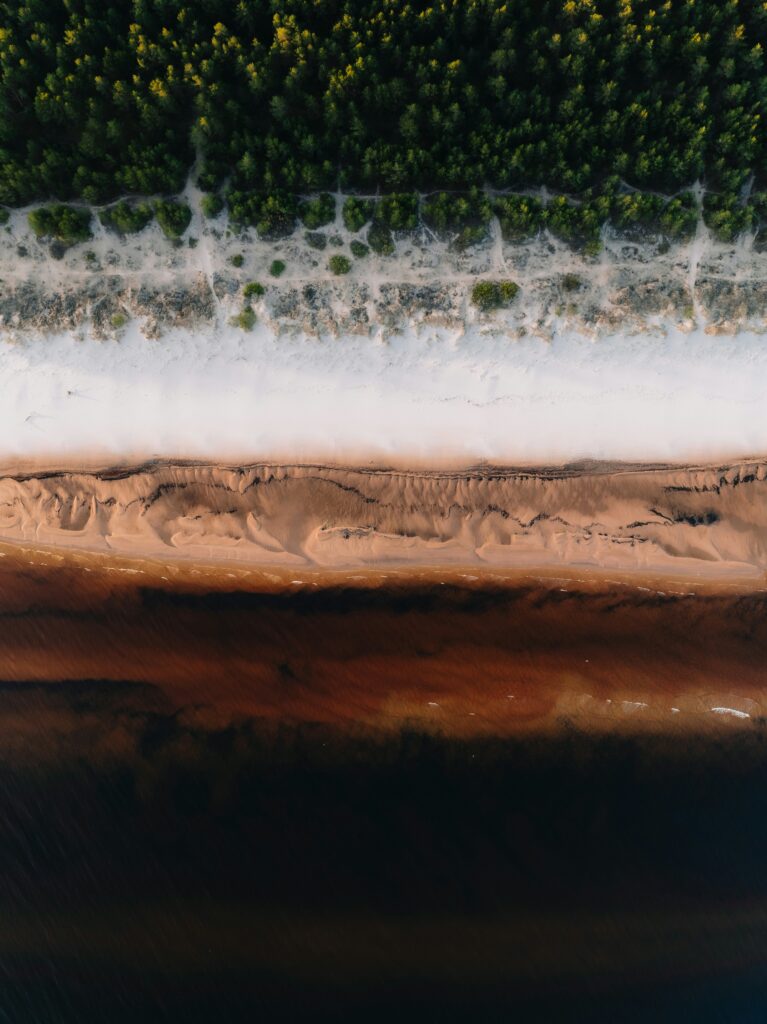 Natural gradations of water and sand landscapes for an interesting visual contrast.